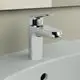Chromene Waschtischarmatur von Ideal Standard, montiert auf einer weißen Oberfläche, mit einem schlichten Design und einem Auslauf, der Wasser ausgibt.